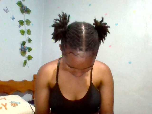 PrettyLovie1 live cam on BongaCams