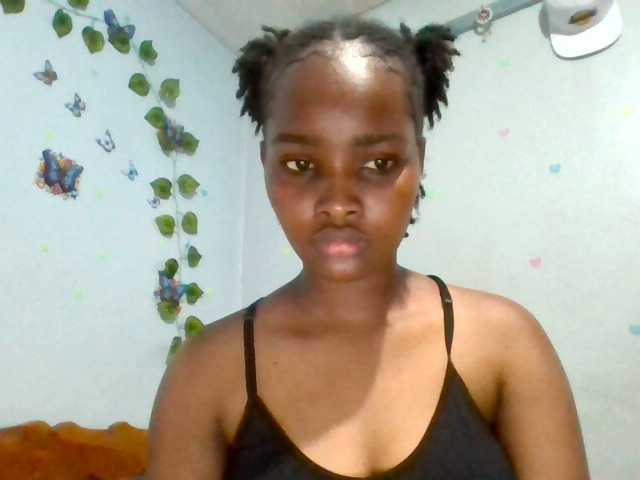 PrettyLovie1 live cam on BongaCams