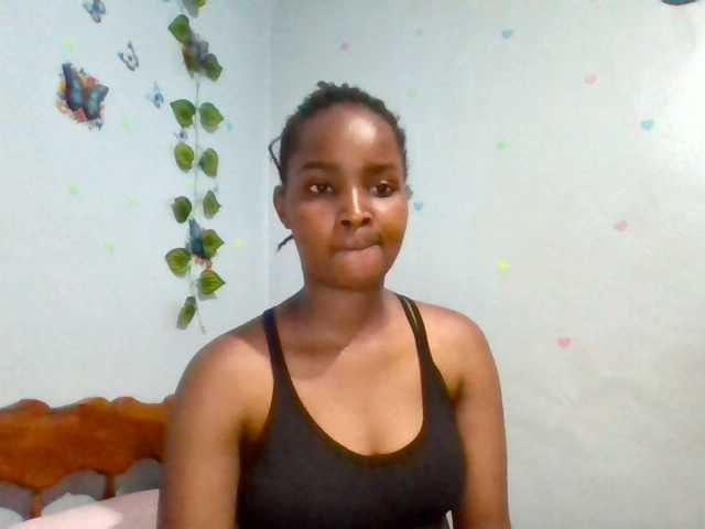 PrettyLovie1 live cam on BongaCams