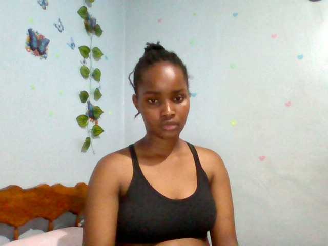 PrettyLovie1 live cam on BongaCams