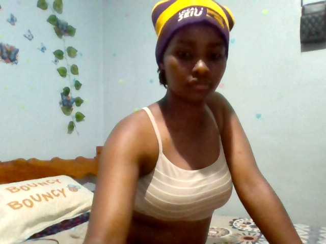 PrettyLovie1 live cam on BongaCams