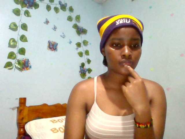 PrettyLovie1 live cam on BongaCams