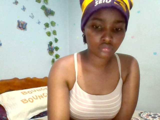 PrettyLovie1 live cam on BongaCams