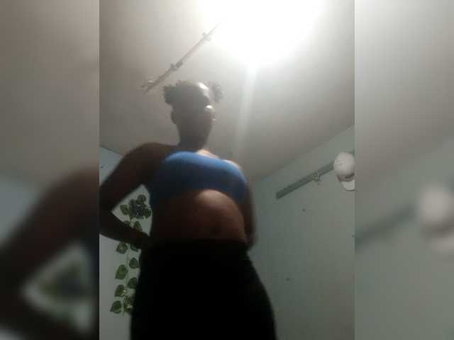 PrettyLovie1 live cam on BongaCams