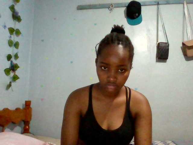 PrettyLovie1 live cam on BongaCams