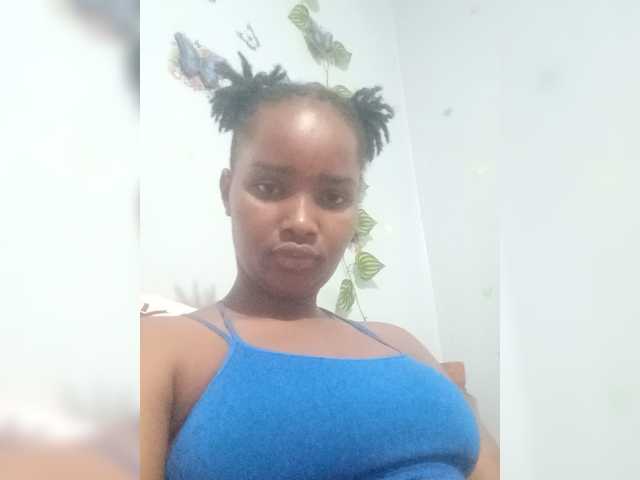 PrettyLovie1 live cam on BongaCams