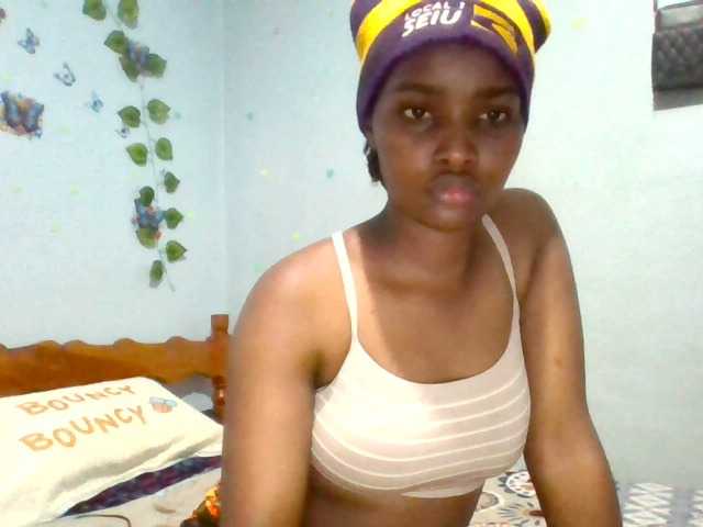 PrettyLovie1 live cam on BongaCams