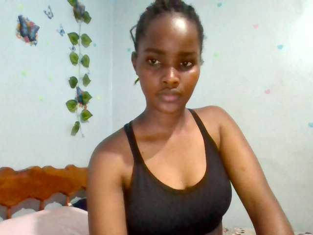 PrettyLovie1 live cam on BongaCams
