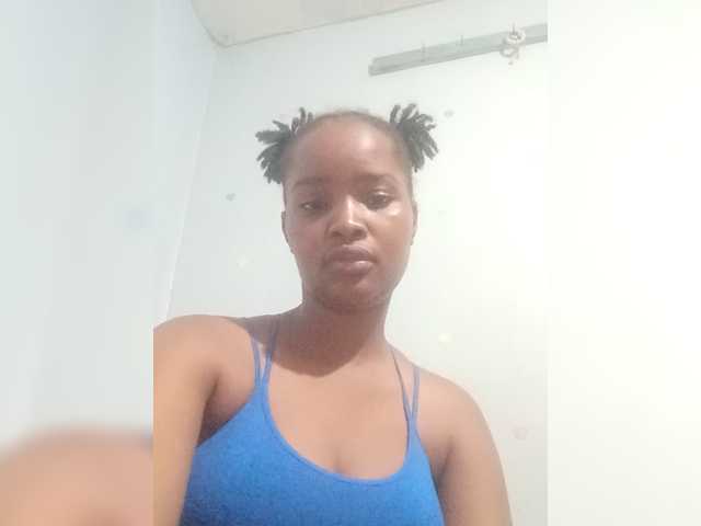 PrettyLovie1 live cam on BongaCams