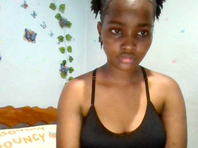 PrettyLovie1 live cam on BongaCams