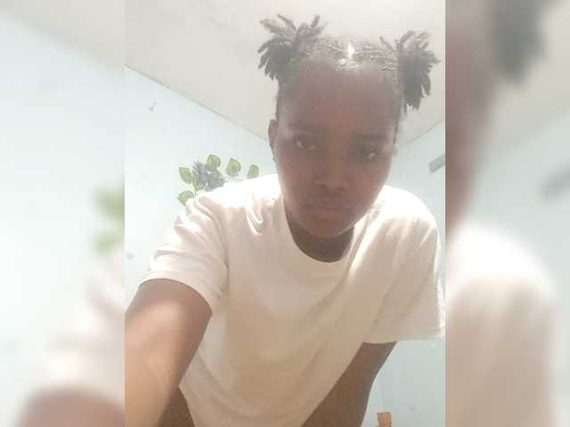 PrettyLovie1 live cam on BongaCams