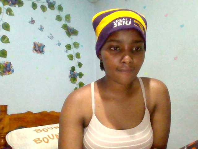 PrettyLovie1 live cam on BongaCams