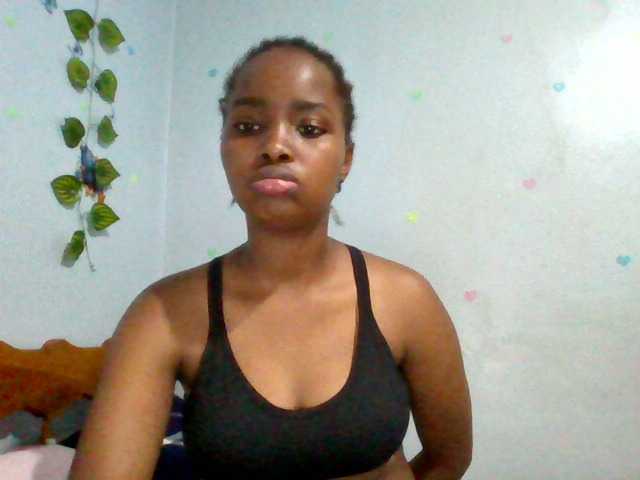 PrettyLovie1 live cam on BongaCams
