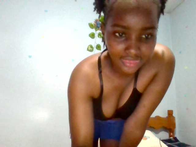 PrettyLovie1 live cam on BongaCams