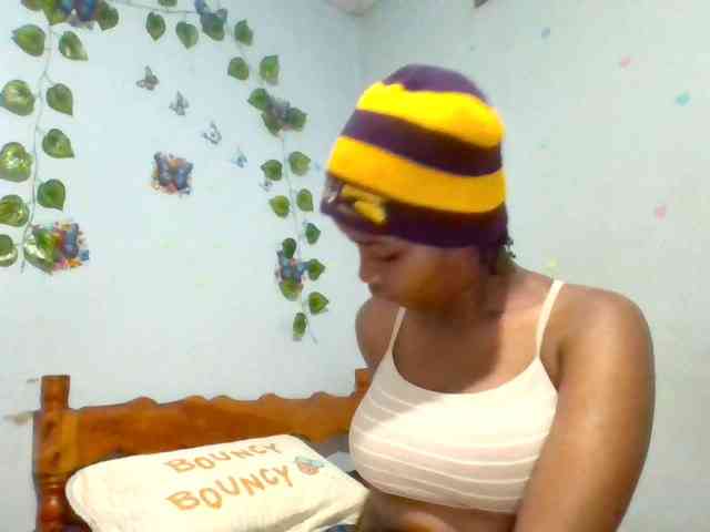 PrettyLovie1 webcam