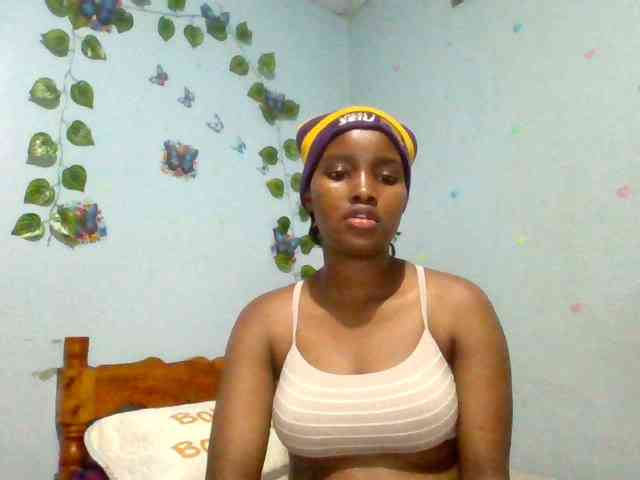 PrettyLovie1 webcam