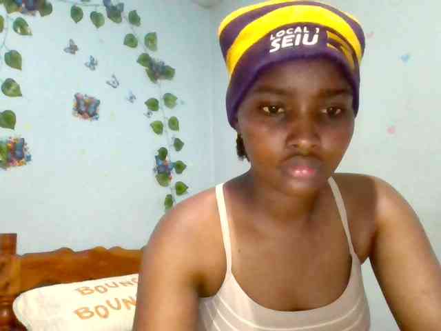 PrettyLovie1 webcam