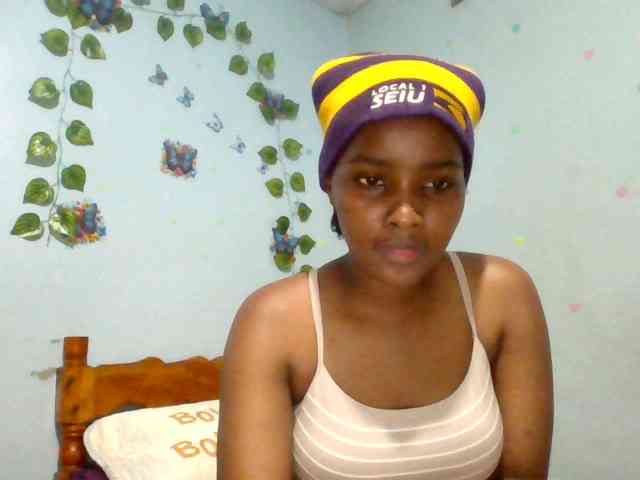 PrettyLovie1 webcam