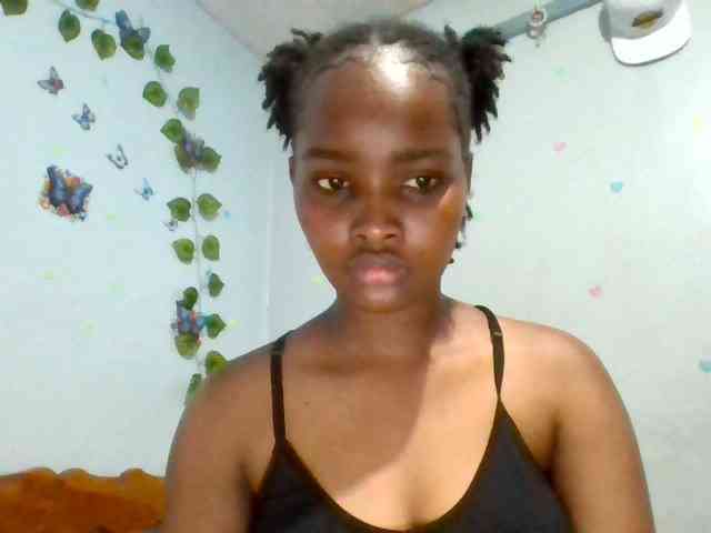 PrettyLovie1 webcam
