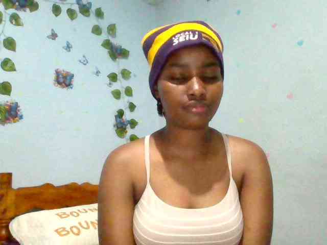 PrettyLovie1 webcam