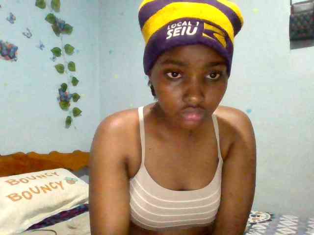PrettyLovie1 webcam