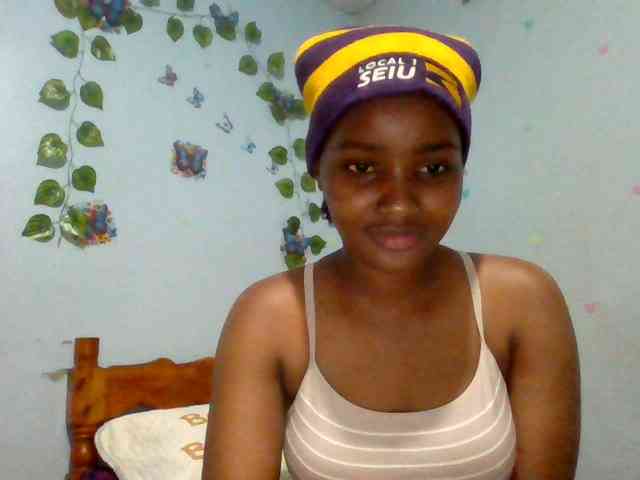 PrettyLovie1 webcam