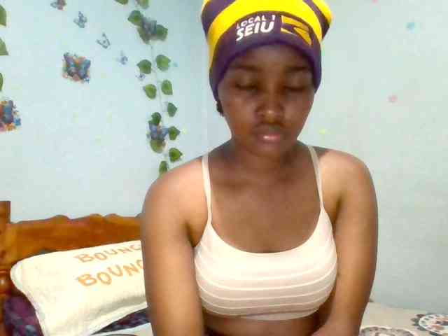 PrettyLovie1 webcam