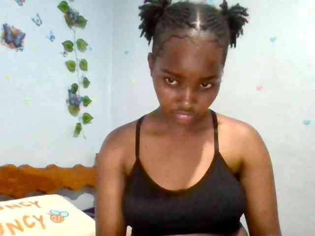 PrettyLovie1 webcam