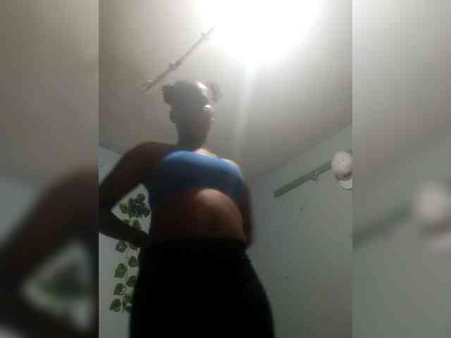 PrettyLovie1 webcam