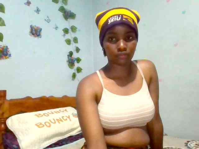 PrettyLovie1 webcam
