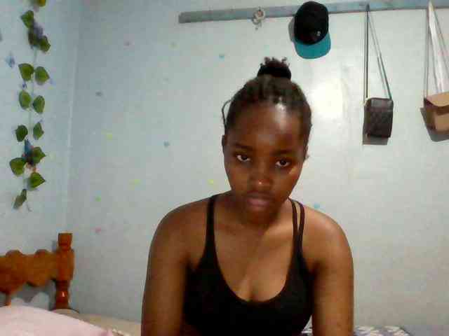 PrettyLovie1 webcam