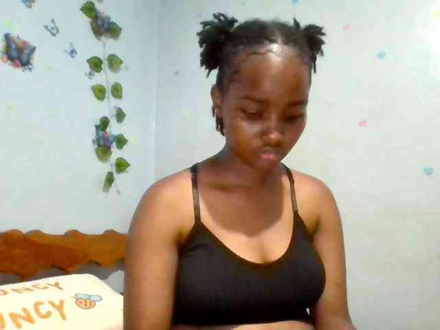 PrettyLovie1 webcam