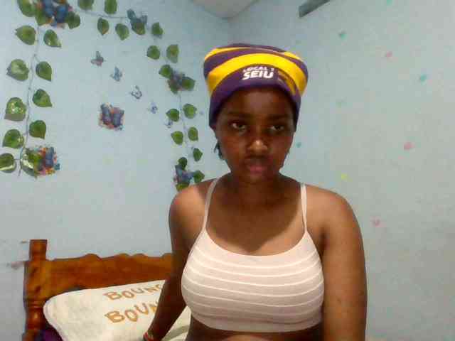PrettyLovie1 webcam