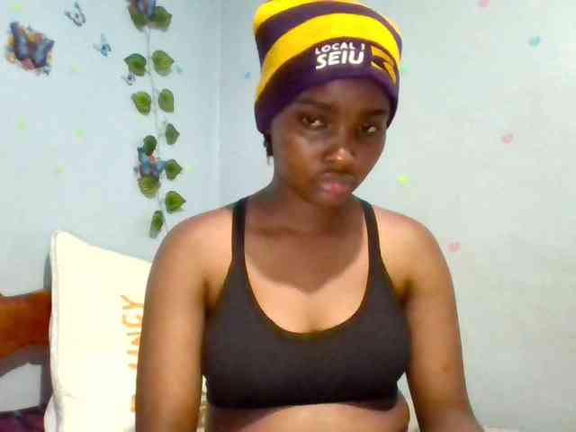 PrettyLovie1 webcam