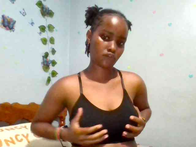 PrettyLovie1 webcam