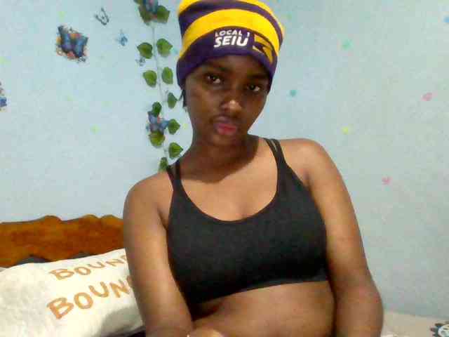 PrettyLovie1 webcam