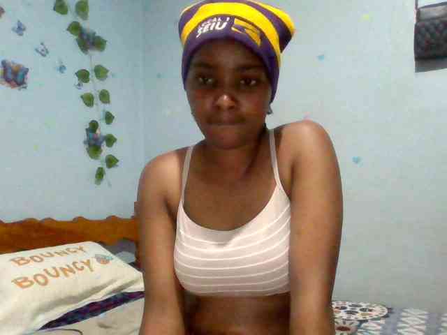 PrettyLovie1 webcam