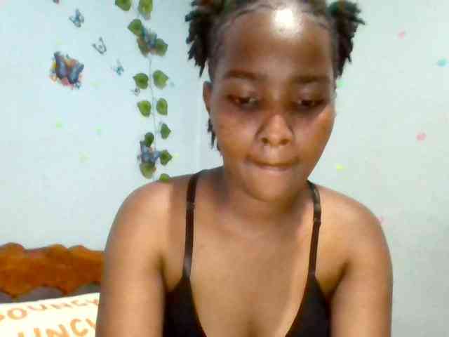 PrettyLovie1 webcam