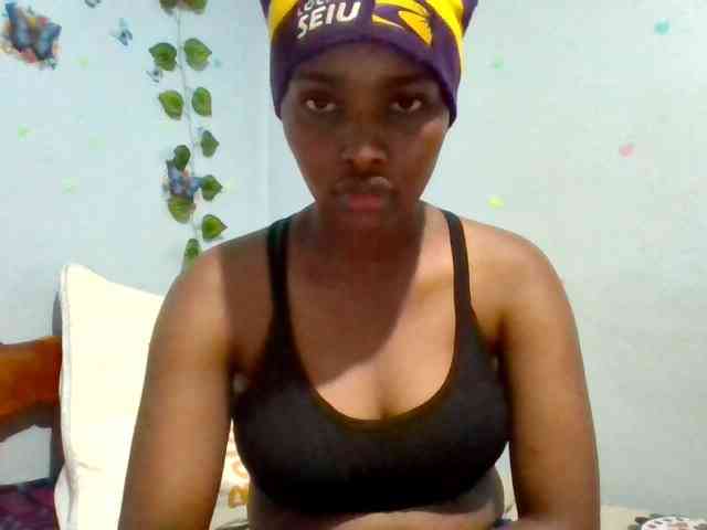 PrettyLovie1 webcam