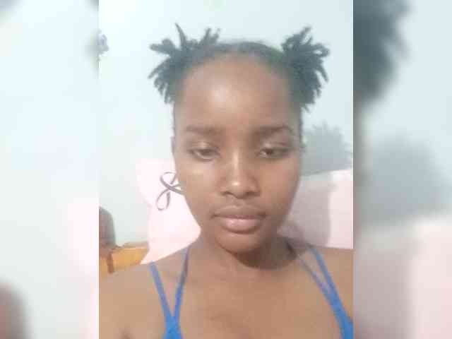 PrettyLovie1 webcam