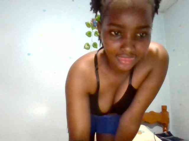 PrettyLovie1 webcam