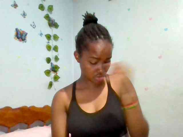 PrettyLovie1 webcam