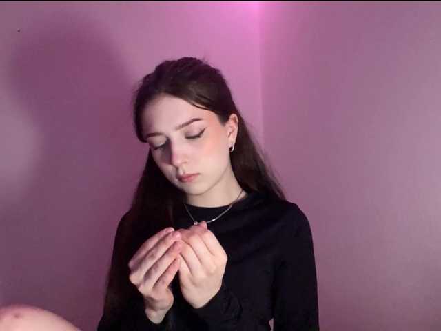 NextDoorKiora live cam on BongaCams