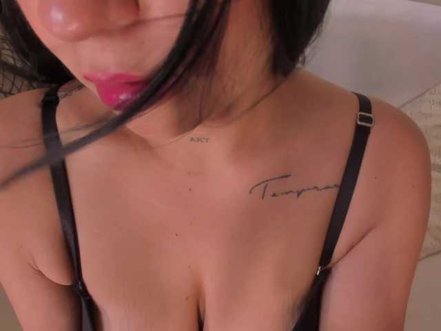 EmmaMonroe live cam on BongaCams