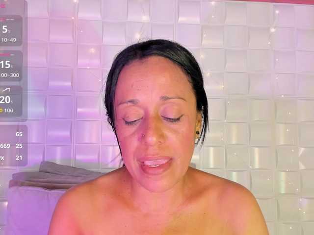 Chat with CamilaAngeles live cam