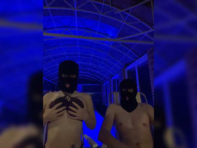 Double-Trouble live cam on UnifiedCams