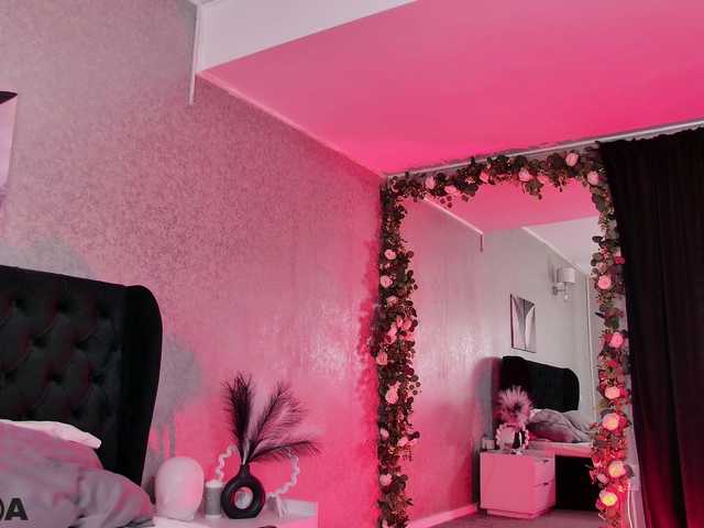 ZaraBloom live webcam show