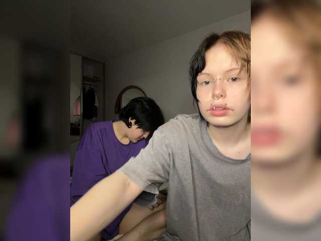Chat with MiaAndAlicee live cam