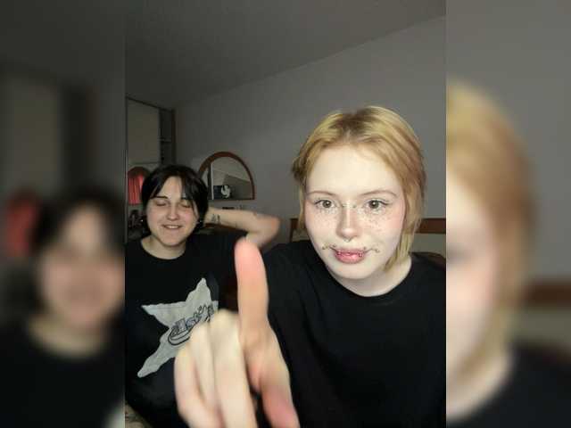 MiaAndAlicea live cam on BongaCams