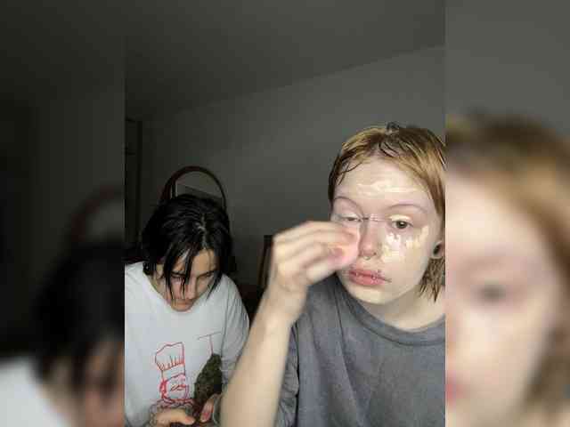MiaAndAlicee webcam